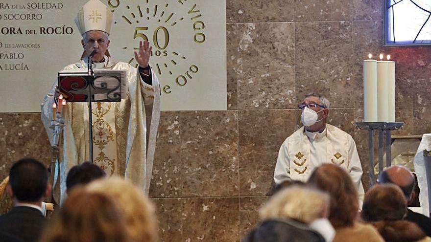 El obispo, durante la misa de ayer en el Rocío.   | // J. LORES