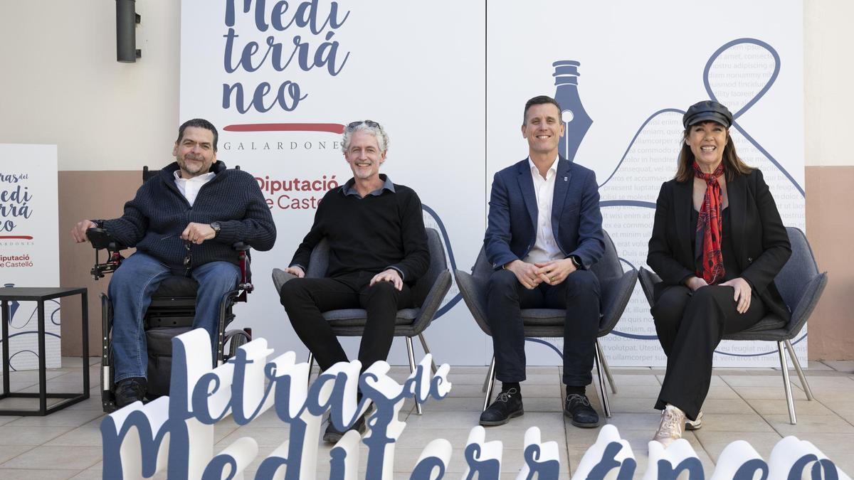 Els guardonats amb els Premis Letras del Mediterráneo 2025 amb el diputat de Cultura, Alejandro Clausell.