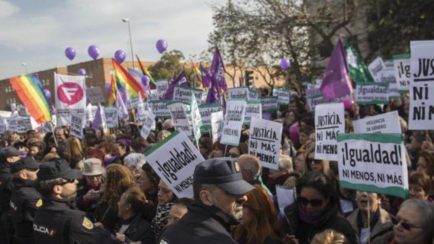 Protestas frente al Parlamento andaluz en la sesión de investidura