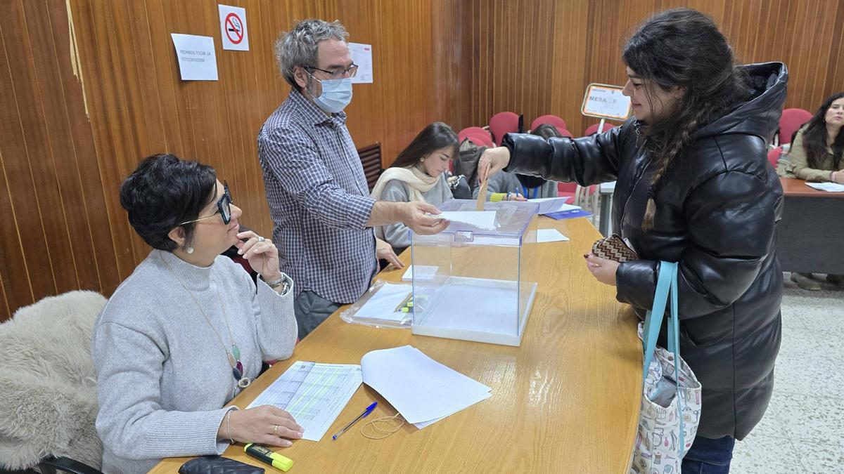 Primera votante en el colegio electoral ubicado en la Concejalía de Recursos Humanos de Badajoz.