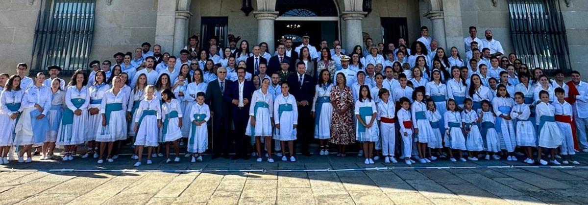 Foto de familia de los asistentes al acto institucional de la mañana. | FdV