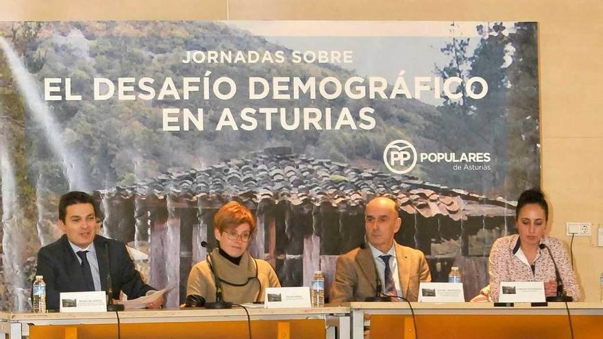 Por la izquierda, Pedro de Rueda, moderador; Maite Prida, Rafael Menéndez y Lorena Fernández, ayer en Mieres.