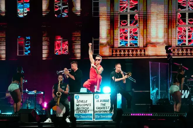 Las mejores imágenes del concierto de Robbie Williams en Icónica Santalucía Sevilla Fest