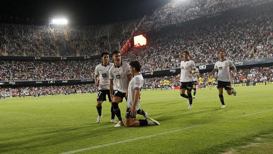 Los jugadores del Valencia celebran el gol de la victoria frente a Las Palmas. | FRANCISCO CALABUIG