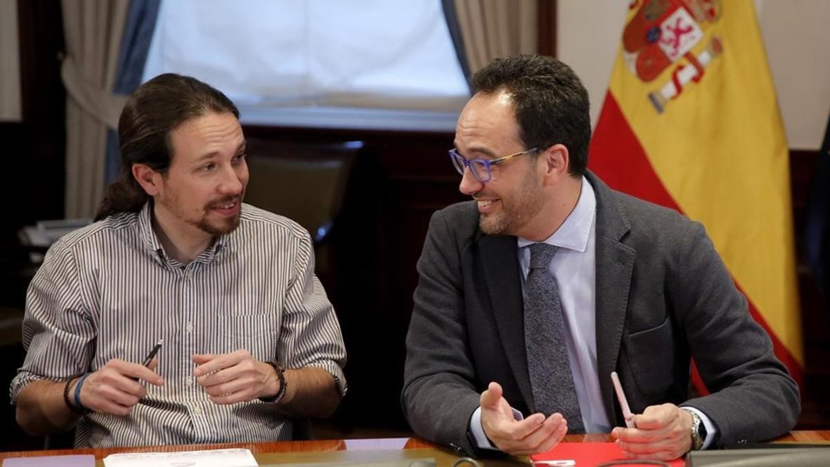 El líder de Podemos, Pablo Iglesias, junto al portavoz parlamentario socialista, Antonio Hernando, el pasado 7 de abril.
