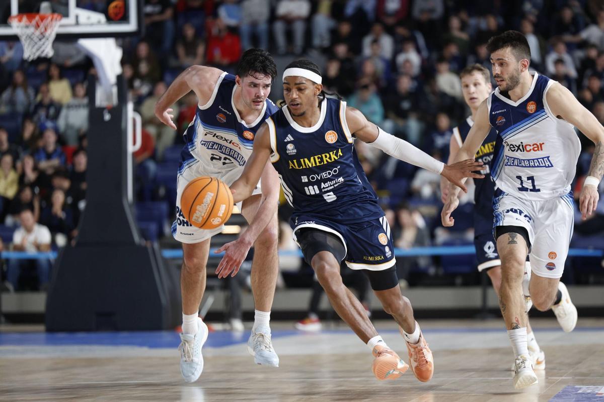 Greg Parham, con el balón, en el partido del Alimerka Oviedo ante el Flexicar Fuenlabrada