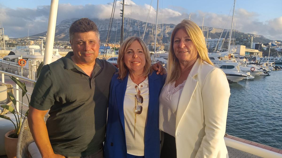 Inmaculada Vicente (en el centro) junto con los concejales Abel Coll y Antonia Martínez, en Denia, en la presentación de la candidatura autonómica de Ciudadanos