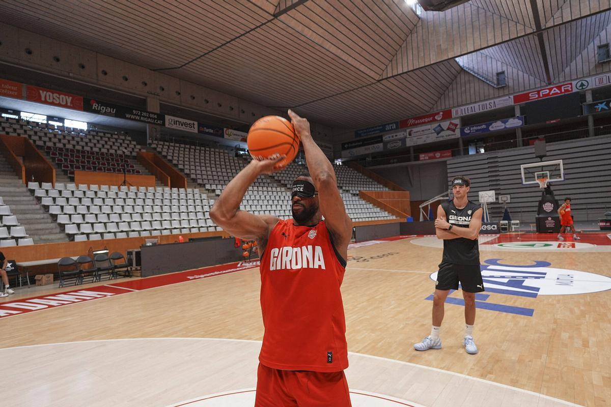 Els jugadors del Bàsquet Girona posant-se a la pell d'una persona cega
