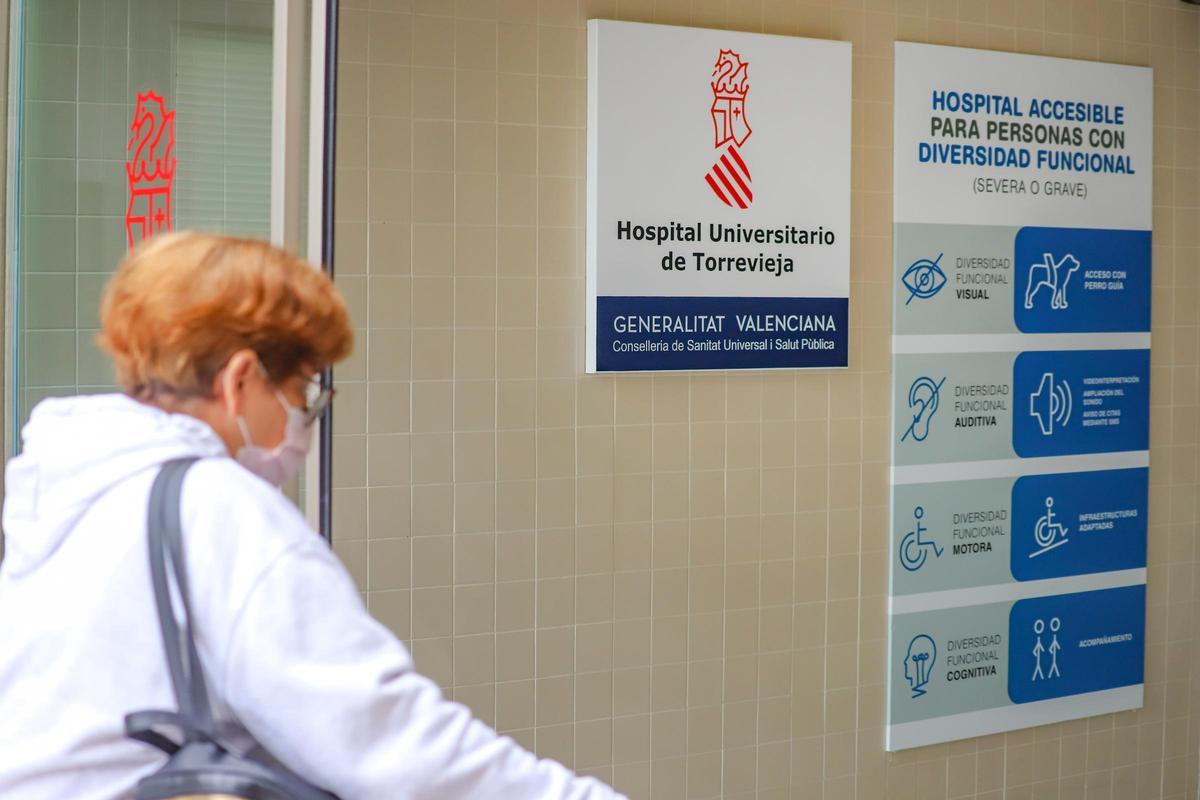 Uno de los accesos al Hospital Universitario de Torrevieja, en el que ya abundan los usuarios con mascarilla