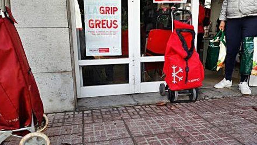 Algunos de los usuarios del banco de alimentos de Cruz Roja Eivissa acuden con sus carros hasta la sede cada jueves.