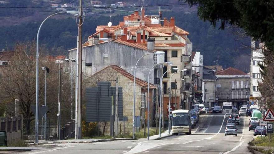 Tramo urbano de la calle Progreso (N-120), en A Cañiza. // A. Hernández