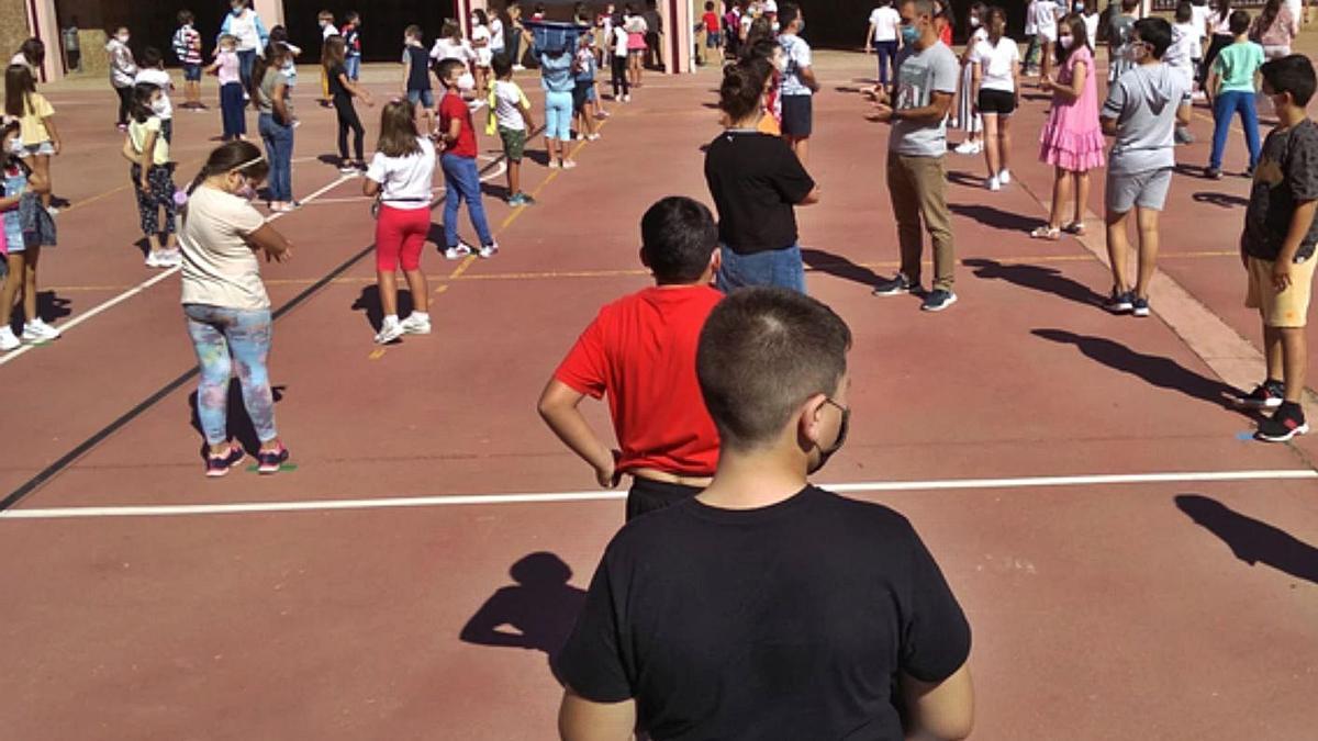 Un grupo de niños a la entrada de un colegio en Benavente. | E. P.