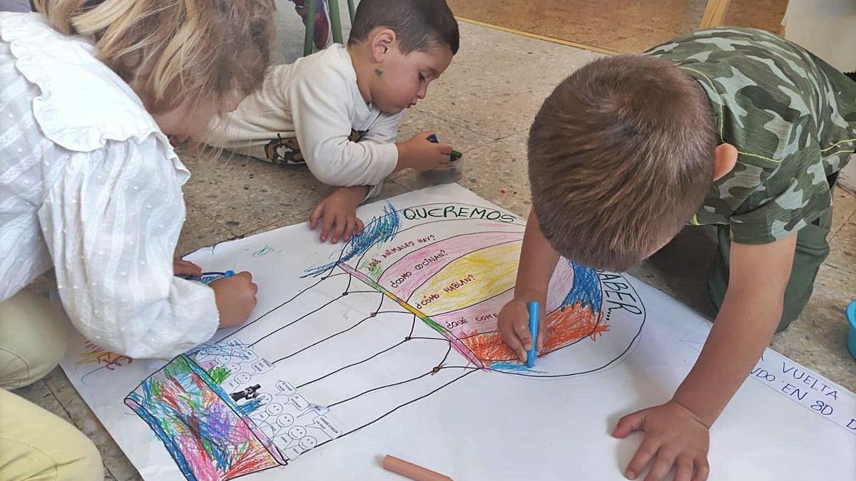 Un grupu d’estudiantes, trabayando nuna actividá. | R. A. M. S.