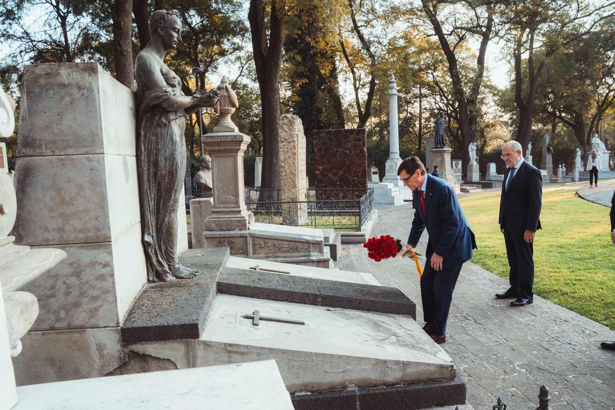 El president Salvador Illa visita la tumba de Jaume Nunó, compositor catalán y autor de la letra del himno nacional de México.