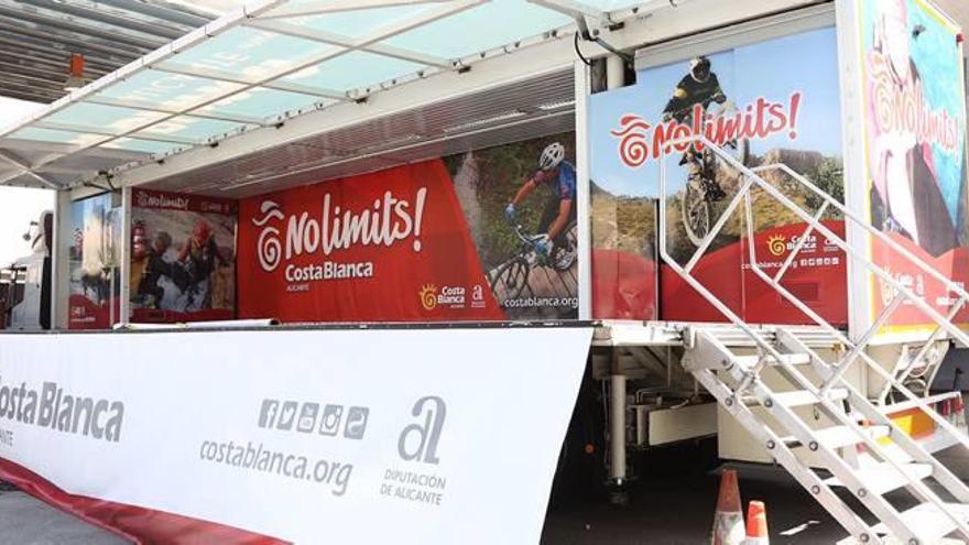 Plataforma móvil instalada en la Diputación para promocionar la Vuelta Ciclista a España.