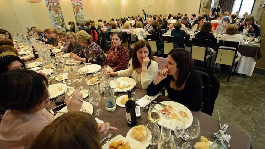 Las asistentes al encuentro, al inicio de la comida.