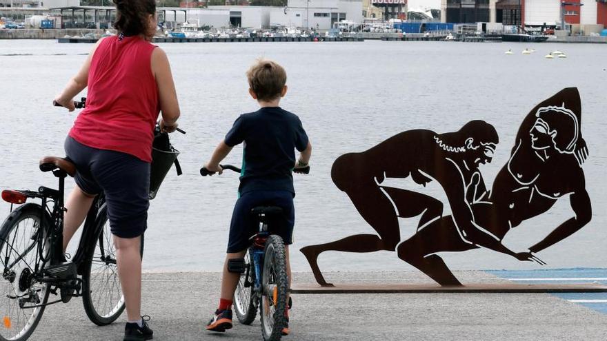 Imagen de una de las esculturas en la Marina de València