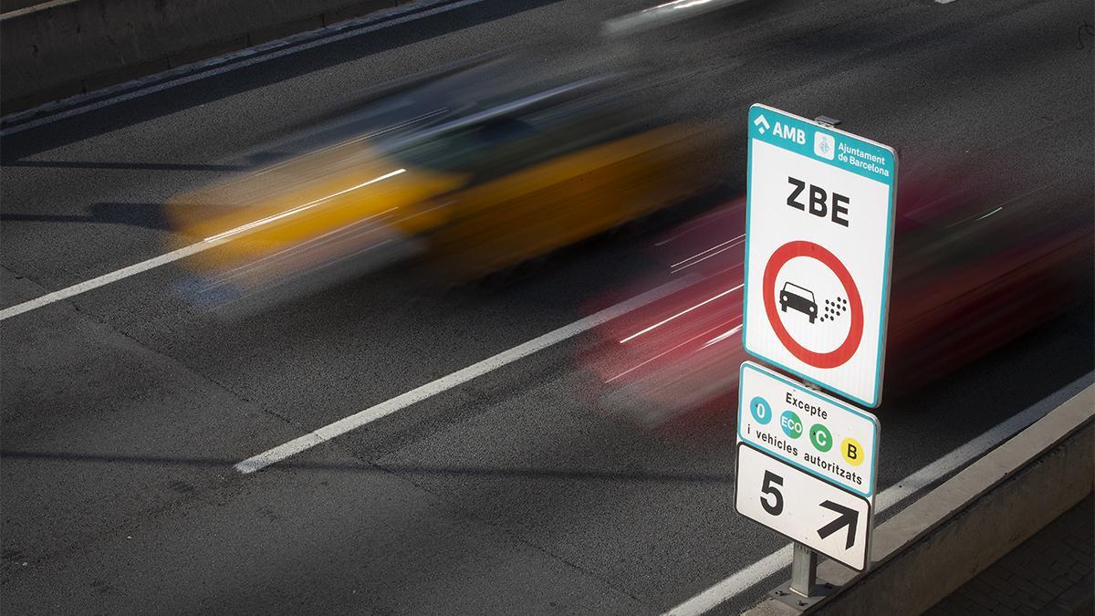 ZBE Carteles de la Zona de Bajas Emisiones en la Salida 6 de la ronda de dalt de Barcelona