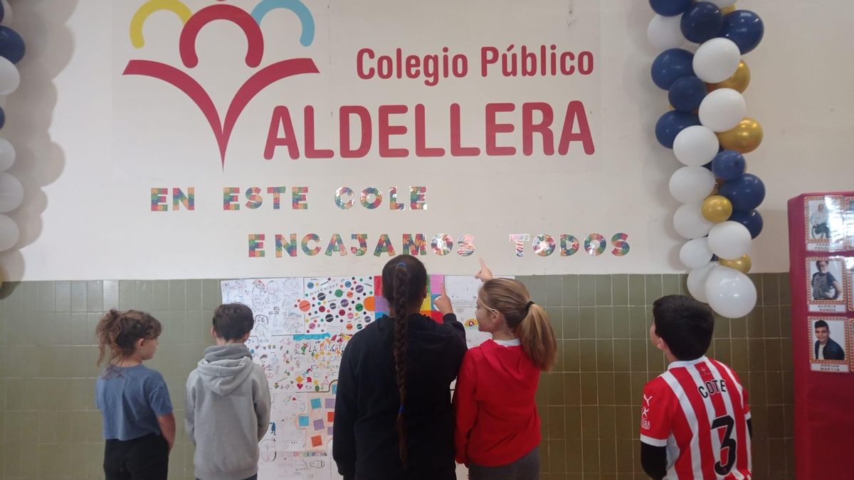 Alumnos del colegio Valdellera de Posada de Llanes participan en una actividad con motivo del Día Internacional de la Discapacidad