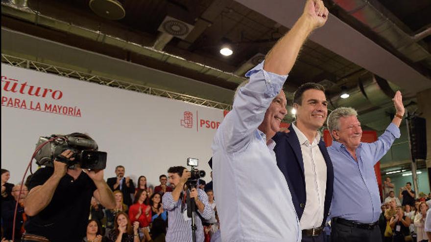 Pedro Sánchez, flanqueado por Sebastián Franquis y Pedro Quevedo durante la última campaña electoral.
