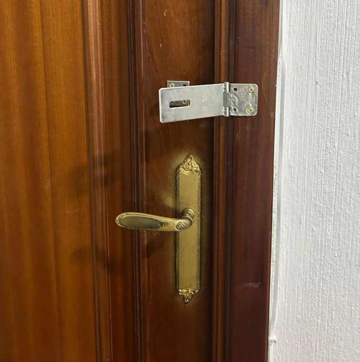 La Ley de Arrendamientos Urbanos lo aclara: cambiar la cerradura de un piso alquilado puede tener que pagarlo el casero