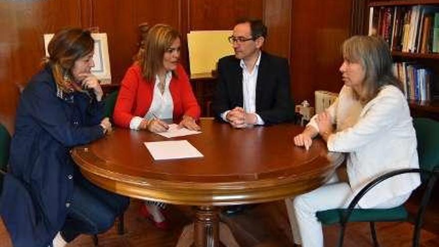 Reunión con la secretaria, interventor y tesorera  |  La primera reunión de trabajo de Digna Rivas fue en su nuevo despacho de la Alcaldía con la secretaria municipal en funciones, Paloma Meno Rodríguez; el interventor, Ángel Santamariña Rivera, y la tesorera Cruz Castro Quinteiro.