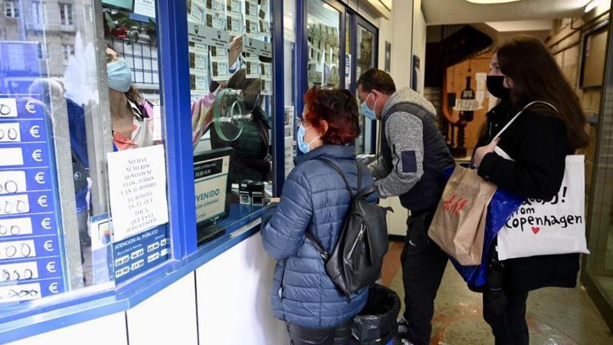 Compras de última hora de la lotería del Niño ayer en Pontevedra.