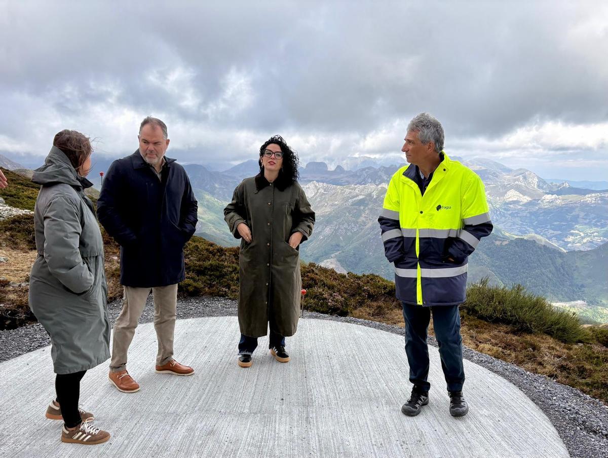 Por la izquierda, Manuela Ena, Carlos Paniceres, Vanesa Gutiérrez, y uno de los responsables de la obra, en uno de los nuevos miradores de Valgrande-Pajares