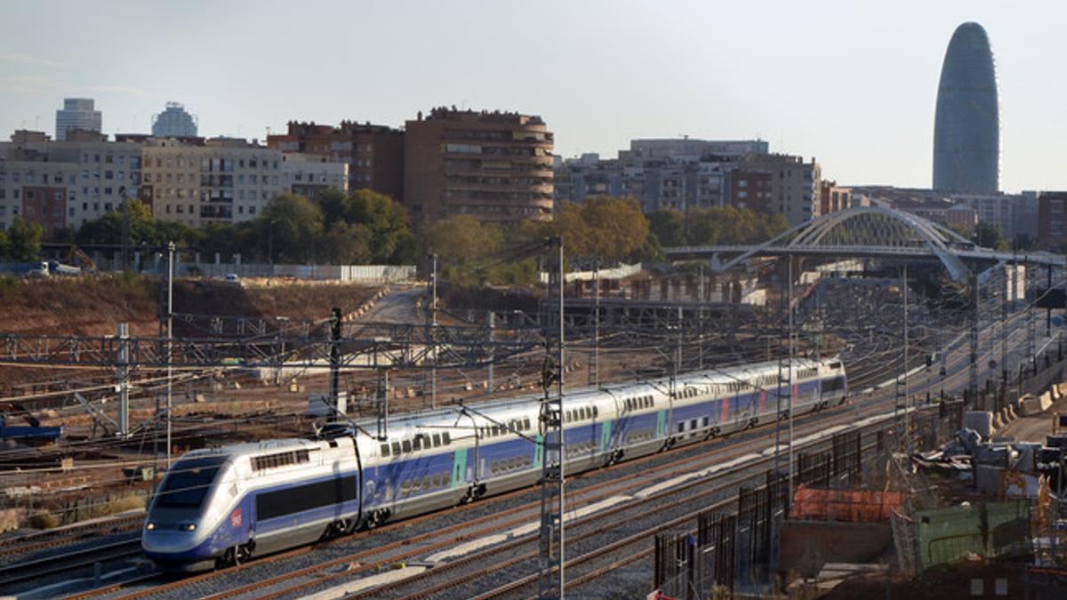 Un TGV Dayse sale del túnel de Sagrera en dirección a Girona, este miércoles a mediodía.