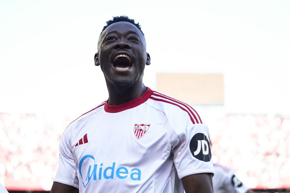 Akor Adams of Sevilla FC celebrates a goal during the Spanish league, LaLiga EA Sports, football match played between Sevilla FC and  Real Oviedo at Ramon Sanchez-Pizjuan stadium on December 14, 2025, in Sevilla, Spain. AFP7 14/12/2025 ONLY FOR USE IN SPAIN. Joaquin Corchero / AFP7 / Europa Press;2025;SPORT;ZSPORT;SOCCER;ZSOCCER;Sevilla FC v Real Oviedo - LaLiga EA Sports;