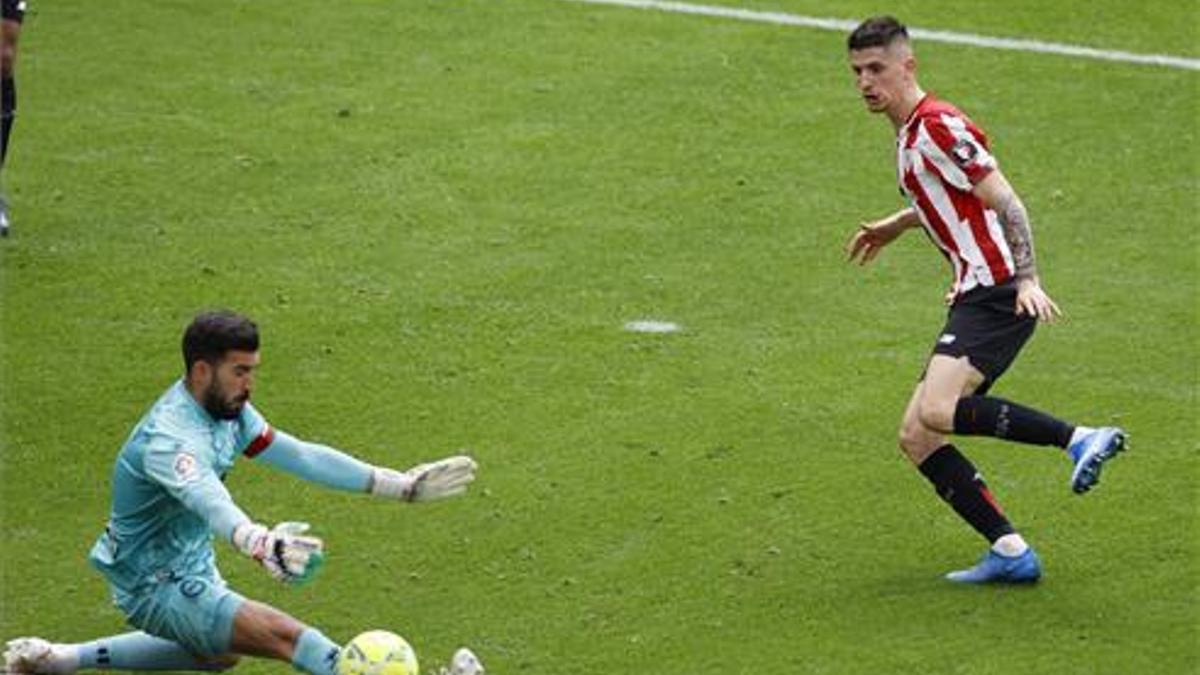 Pacheco, ante un jugador del Athletic