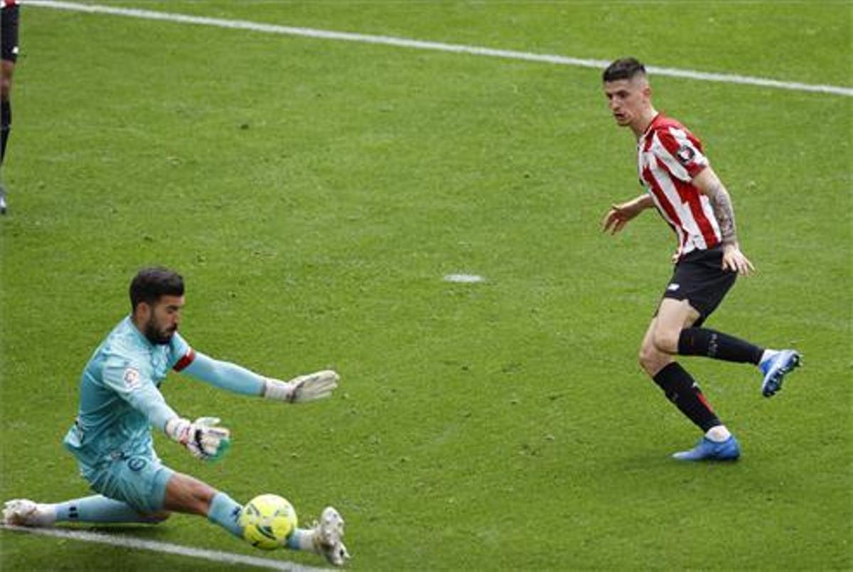 Pacheco, ante un jugador del Athletic