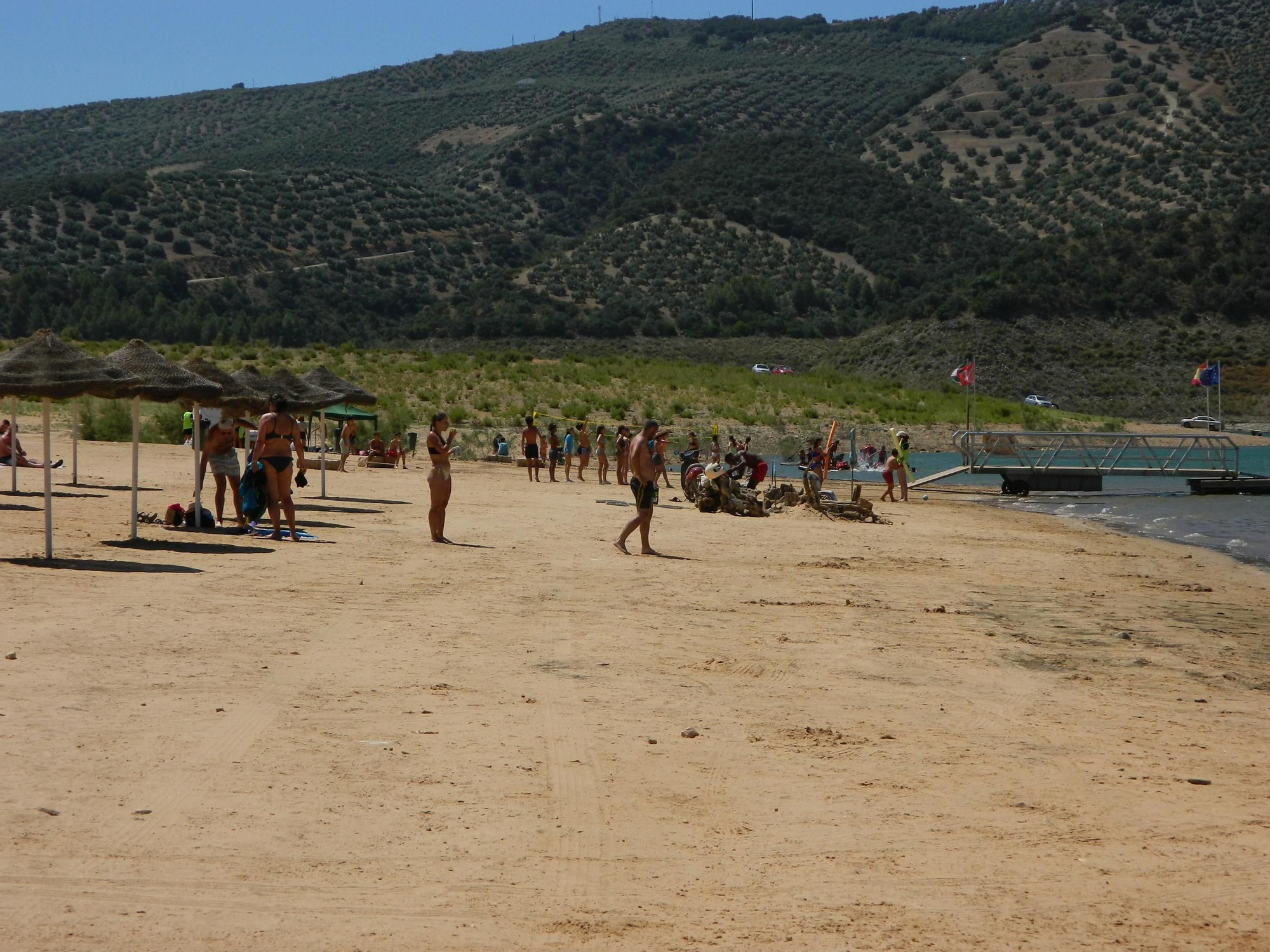 Los cordobeses disfrutan de sus playas de interior en Iznájar y La Colada