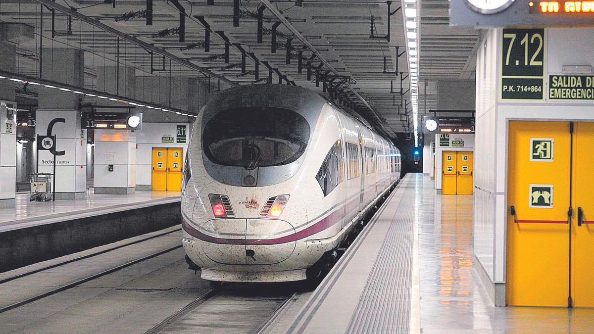 Un tren d'alta velocitat aturat a l'estació de Girona.