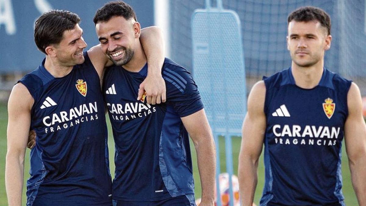 Guti bromea con Jaime Vallejo con Aketxe con rostro serio a su lado en el entrenamiento de ayer.