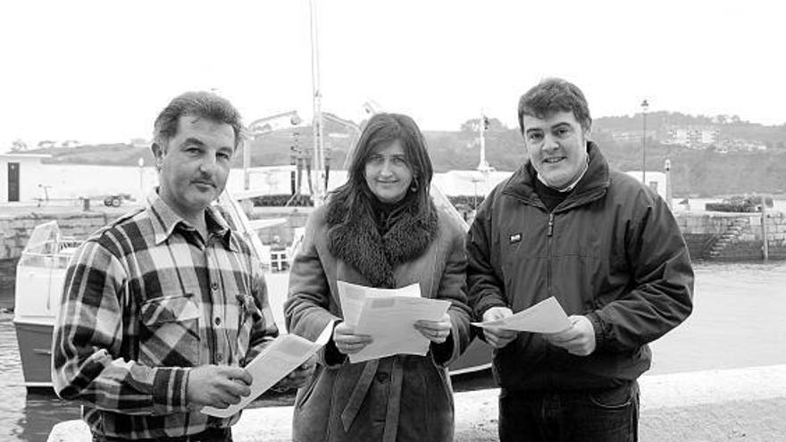 José Luis Gutiérrez, Pilar Suárez y Ramón Menéndez, ayer, junto al puerto viejo de Luanco.