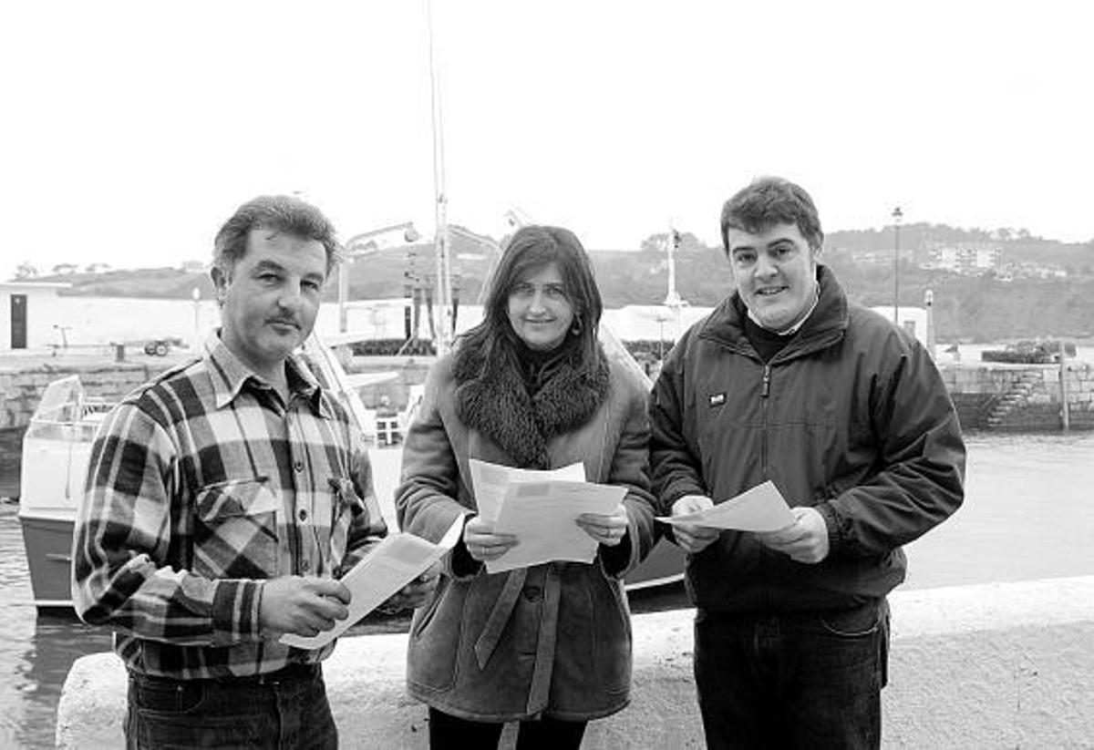 José Luis Gutiérrez, Pilar Suárez y Ramón Menéndez, ayer, junto al puerto viejo de Luanco.