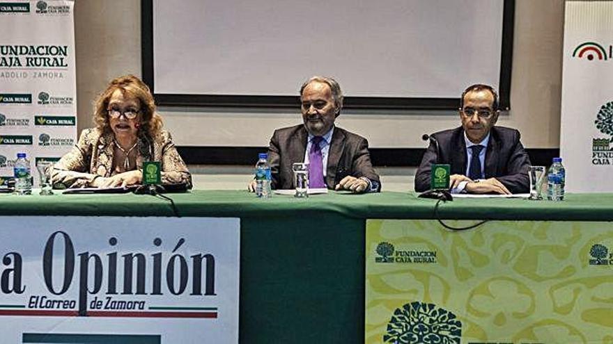 Juan Carlos Estevez (centro) y Juan Manuel Gago (derecha), invitados de Carmen Ferreras en el CLUB LA OPINION-EL CORREO DE ZAMORA.