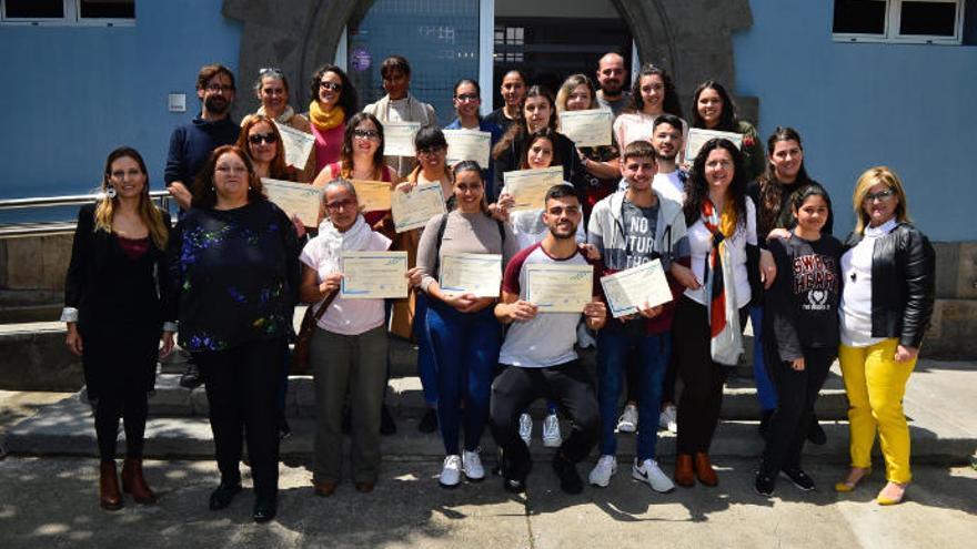 Los alumnos que participaron en el Punto Violeta del Carnaval reciben un reconocimiento por su labor