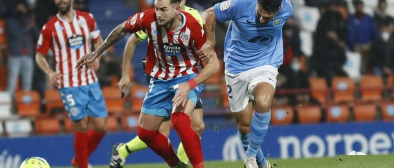 Otro lance del partido entre rivales directos, disputado en el estadio Anxo Carro. | LALIGA