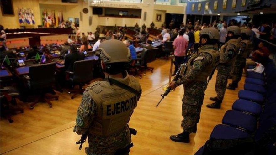 El presidente de El Salvador envía militares y policías a una sesión del Congreso