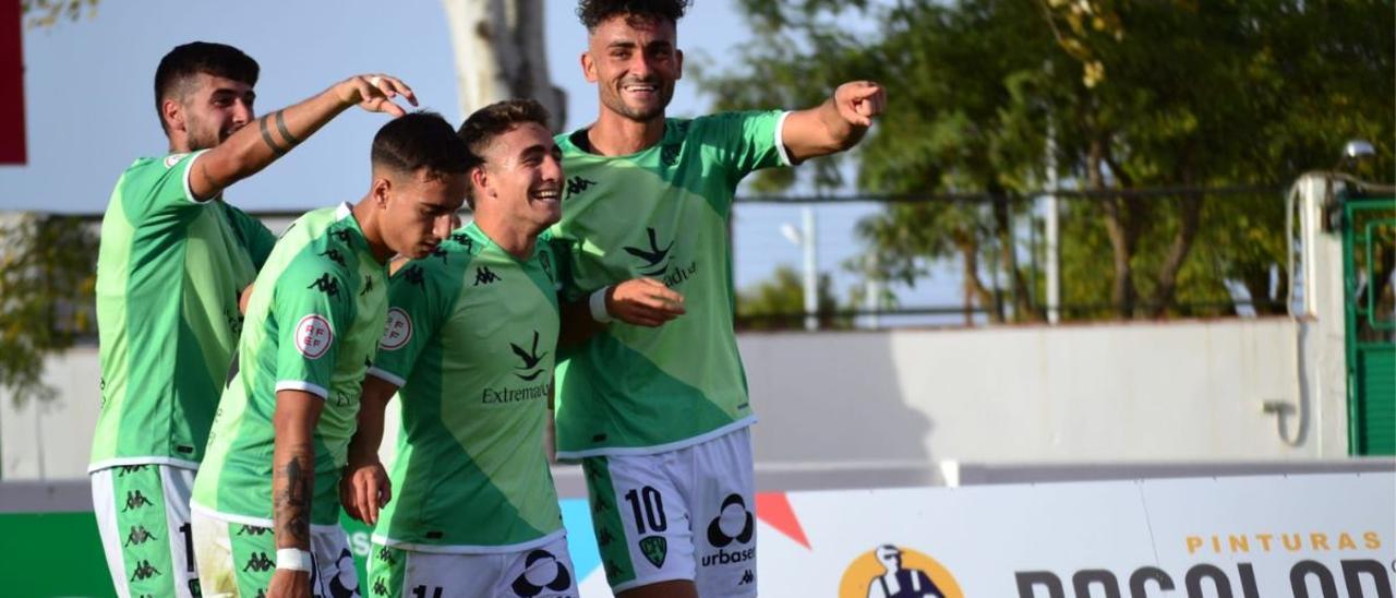 Tala, Escudero, Perero e Higor Rocha celebran el primer gol ante el Cacereño.