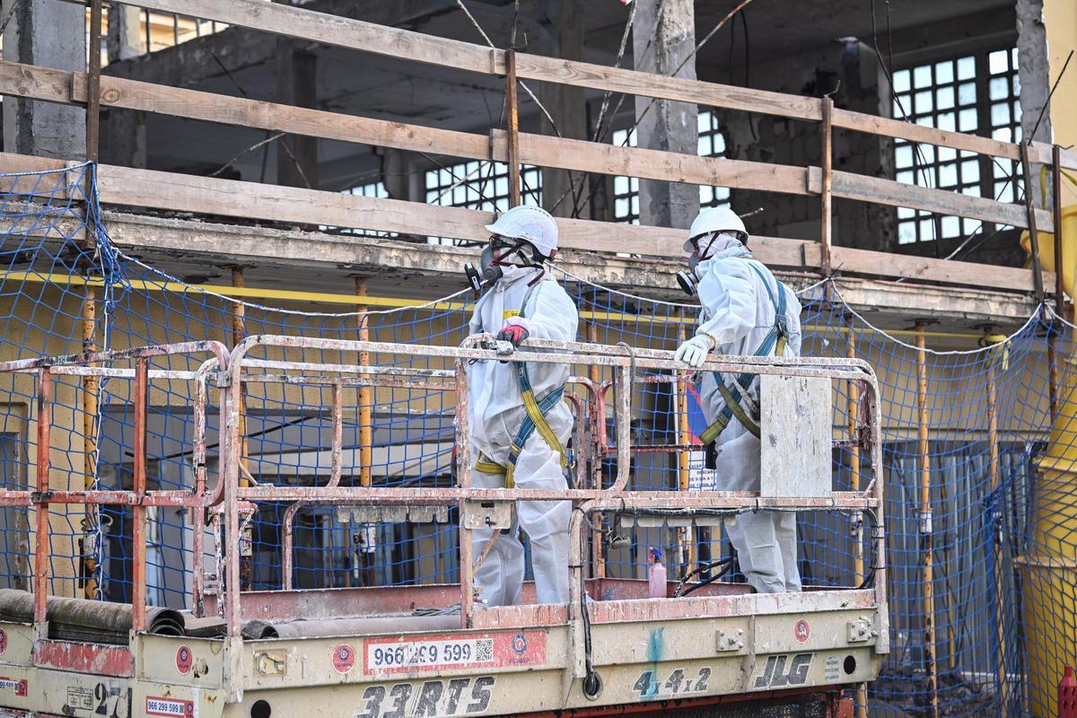 Operarios especializados trabajan en la retirada de amianto del Mercado Central de Elche Operarios especializados trabajan en la retirada de amianto del Mercado Central de Elche