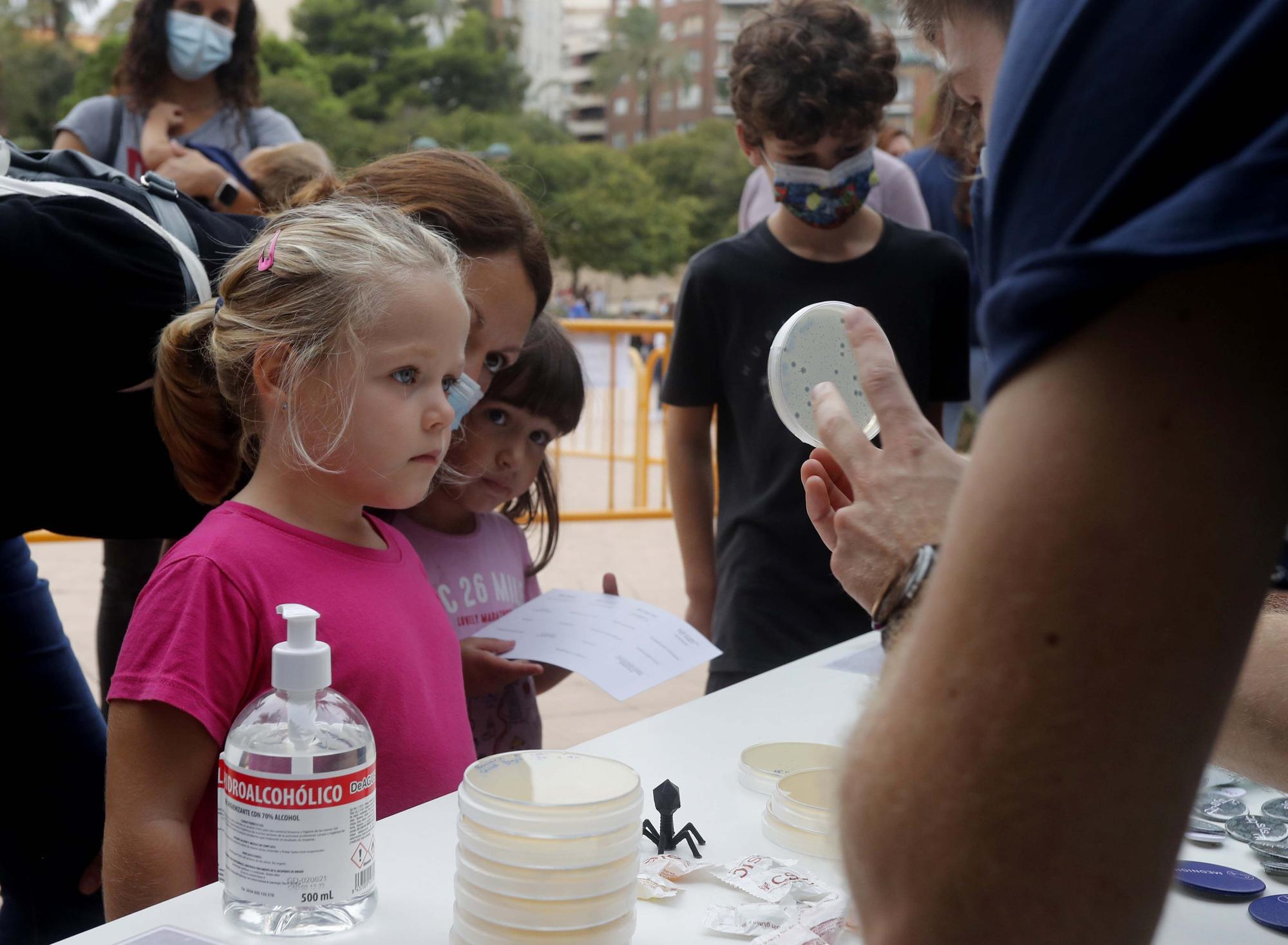 La ‘Nit Mediterrània de les Investigadores’ acerca la ciencia a los niños