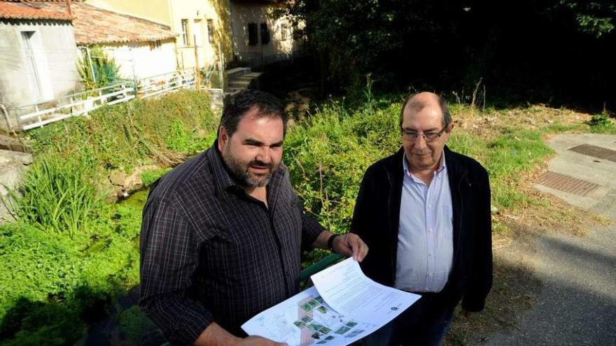 Lino Mouriño, junto al río de O Con, con una copia del dosier remitido a Augas de Galicia. // Iñaki Abella