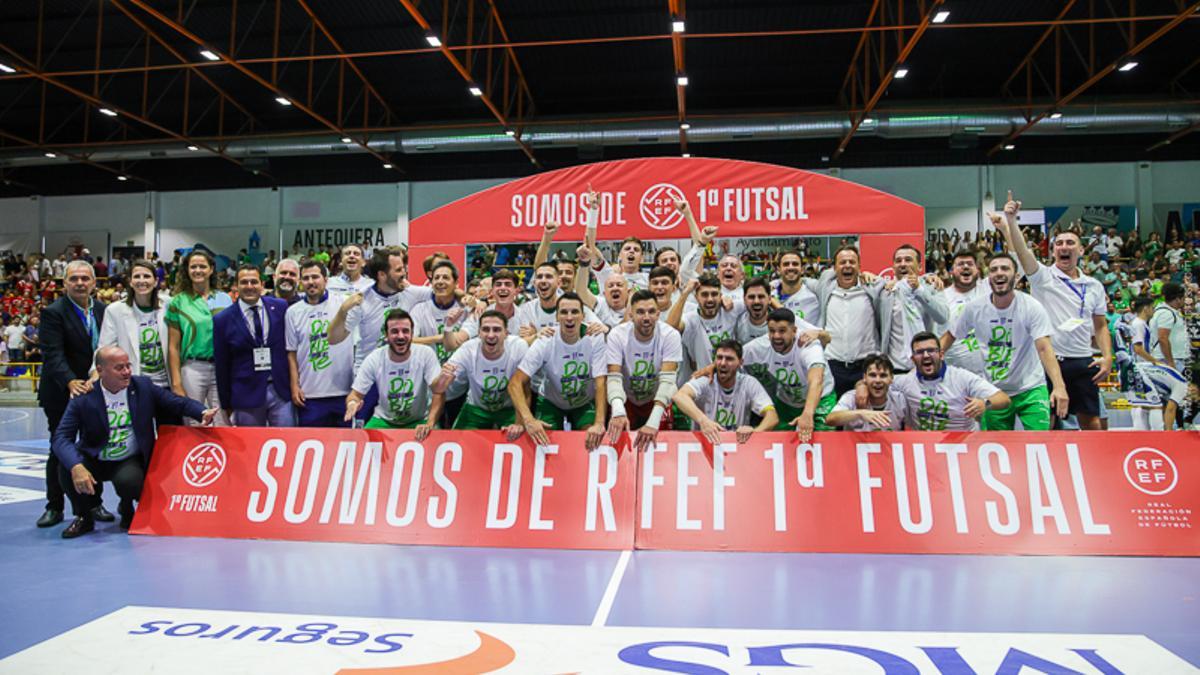 El BeSoccer UMA Antequera celebra el ascenso a Primera División.