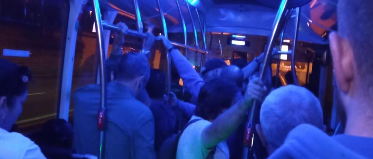 Imagen de una guagua repleta de gente.