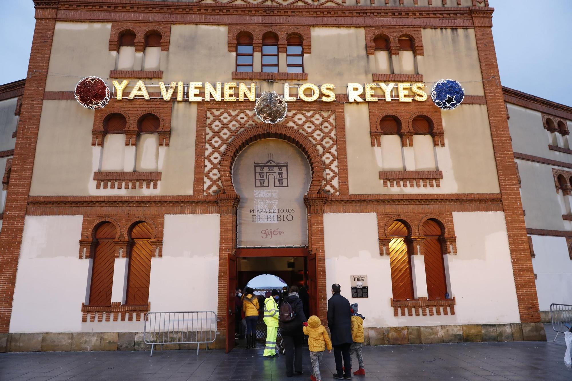 Los Reyes Magos protagonizan un segunda jornada de ilusión en Gijón