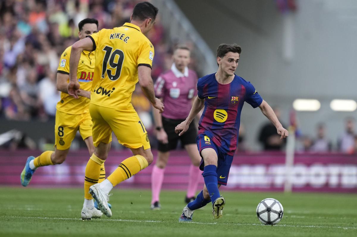 Gavi, de vuelta en el once, realiza un pase.