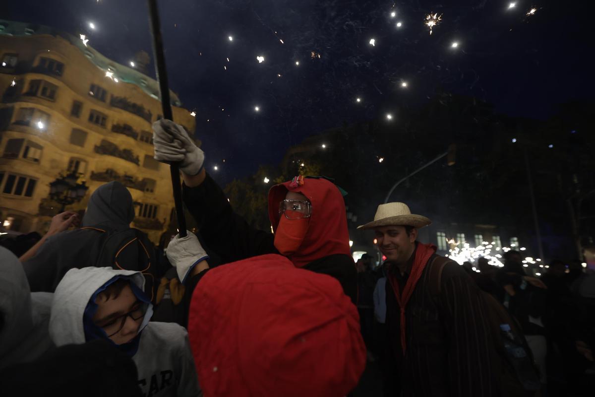 Los diables incendian el Passeig de Gràcia durante el correfoc de la Mercè.